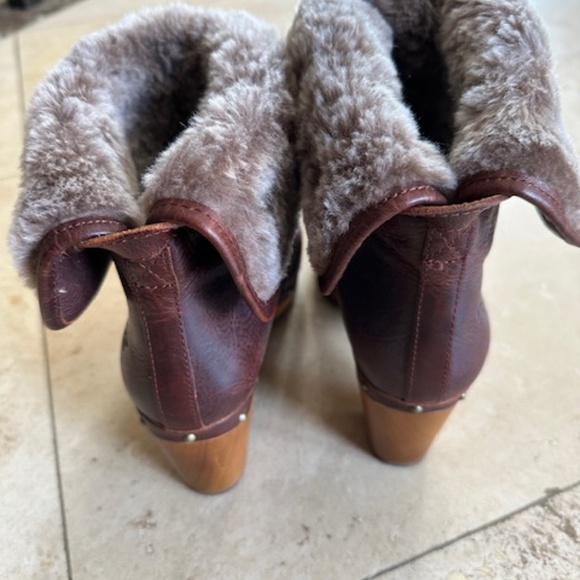 UGG AUSTRALIA LYNNEA II Leather Boots - Picture 3 of 6